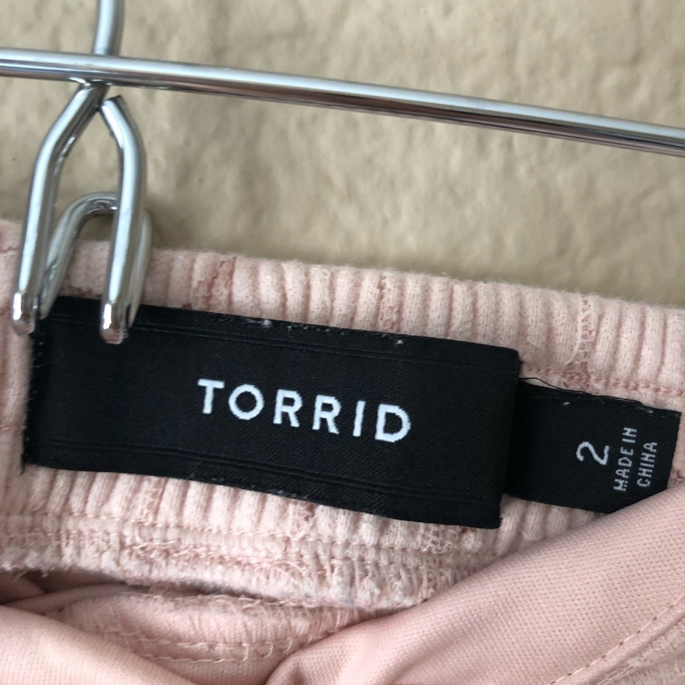 Torrid flowy Lace scallop Hem Shorts - Picture 4 of 5